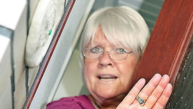 Die Polizei warnt: Lass Unbekannte nicht einfach in deine Wohnung - auch wenn sich diese als Polizisten ausgeben.