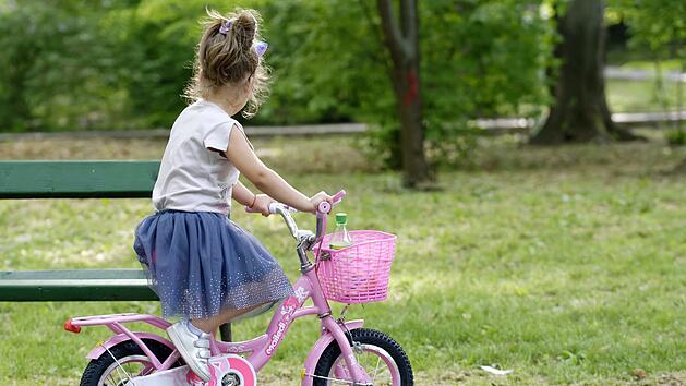 M&auml;dchen auf Fahrrad. Symbolfoto: Mircea Iancu / Pixabay