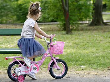 Mädchen auf Fahrrad. Symbolfoto: Mircea Iancu / Pixabay