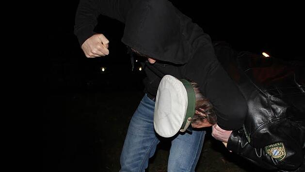 Gewalt gegen Polizeibeamte - wie auf diesem  gestellten Foto - ist auch den H&ouml;chstadter Kollegen nicht fremd.  Foto: Andreas Dorsch (Archiv)