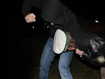 Gewalt gegen Polizeibeamte - wie auf diesem  gestellten Foto - ist auch den Höchstadter Kollegen nicht fremd.  Foto: Andreas Dorsch (Archiv)