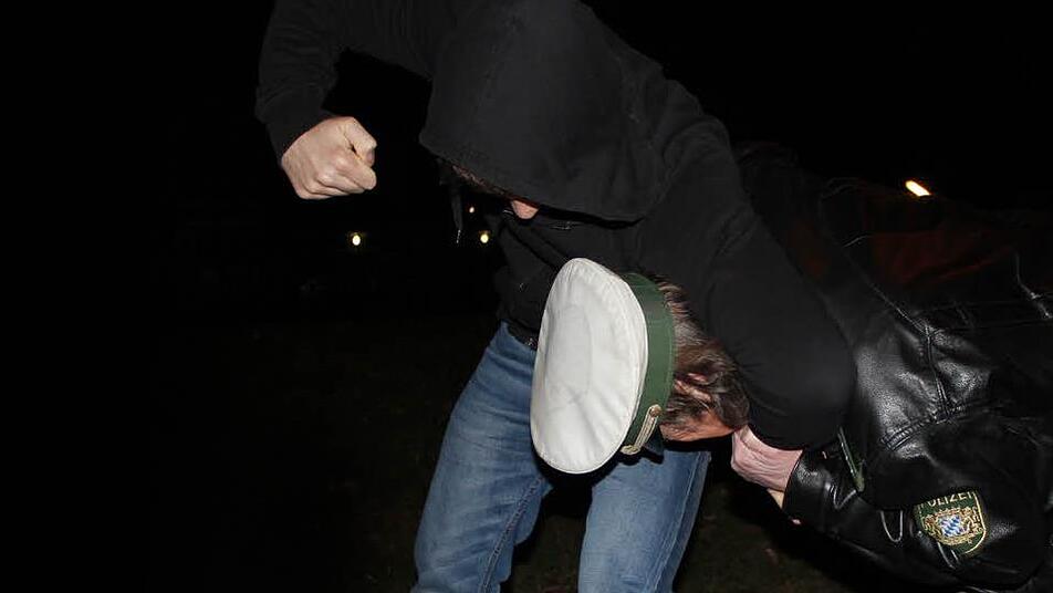 Gewalt gegen Polizeibeamte - wie auf diesem  gestellten Foto - ist auch den Höchstadter Kollegen nicht fremd.  Foto: Andreas Dorsch (Archiv)
