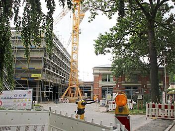 Auf der Großbaustelle am Sonntagsanger herrscht gähnende Leere. Die Bauarbeiter sind in Quarantäne. Sieben Mitarbeiter der Firma Züblin Bau sind mit dem Corona-Virus infiziert, einer davon war aus dem Urlaub zurück gekommen. Foto: Christiane Lehmann