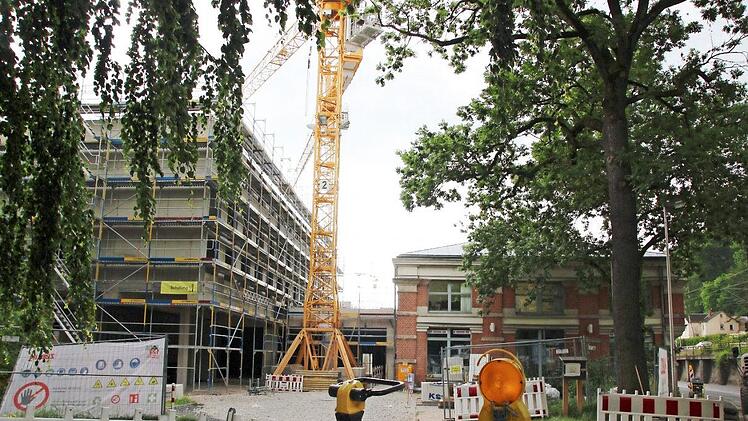 Auf der Großbaustelle am Sonntagsanger herrscht gähnende Leere. Die Bauarbeiter sind in Quarantäne. Sieben Mitarbeiter der Firma Züblin Bau sind mit dem Corona-Virus infiziert, einer davon war aus dem Urlaub zurück gekommen. Foto: Christiane Lehmann