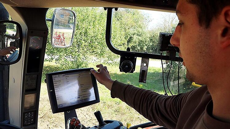 Junglandwirt Felix Reisenweber aus Untermerzbach in der Kabine seines Hightech-Schleppers.  Fotos: Helmut Will