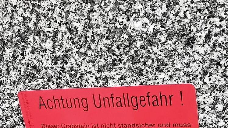 Wackelt ein Grabstein, wird er rückseitig mit einem Warnhinweis markiert.