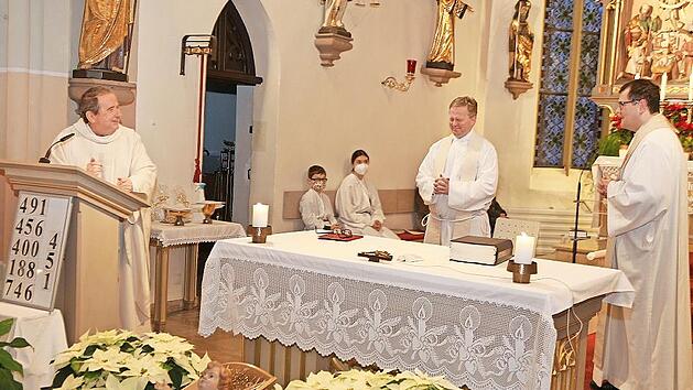 Pfarrer Alfred Bei&szlig;er (l.) begr&uuml;&szlig;t Pfarrer Oliver Sch&uuml;tz und und Pfarradministrator Florian Stark (r.).