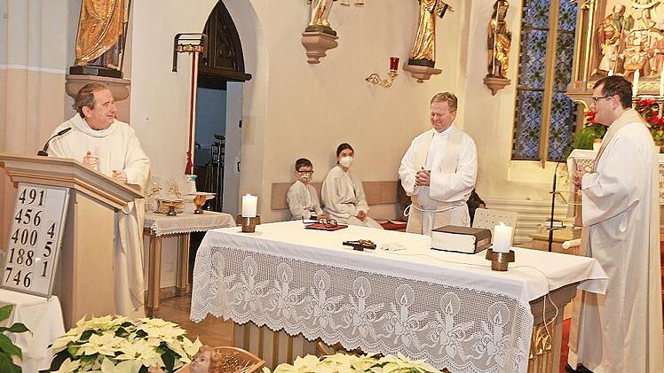 Pfarrer Alfred Beißer (l.) begrüßt Pfarrer Oliver Schütz und und Pfarradministrator Florian Stark (r.).