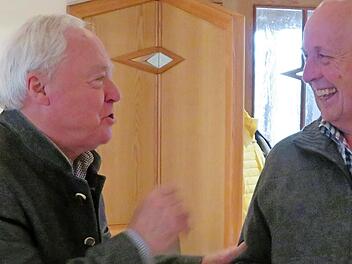 Gute Laune: Der stellvertretende Landrat Helmut Fischer (links) lobt Rainer Winterling: „Respekt, dass Sie die Leitung übernommen haben."