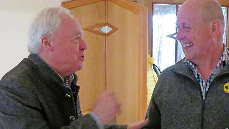 Gute Laune: Der stellvertretende Landrat Helmut Fischer (links) lobt Rainer Winterling: „Respekt, dass Sie die Leitung übernommen haben."