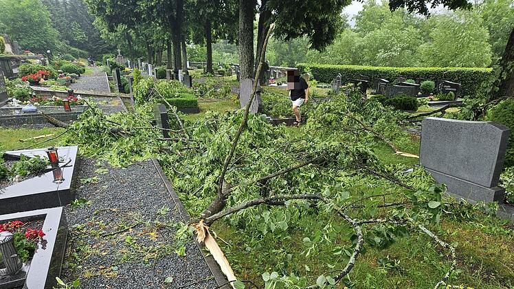 Marktrodach von Unwetter gebeutelt - verwüstete Friedhöfe, umgestürzte Bäume, geschlossenes Freibad