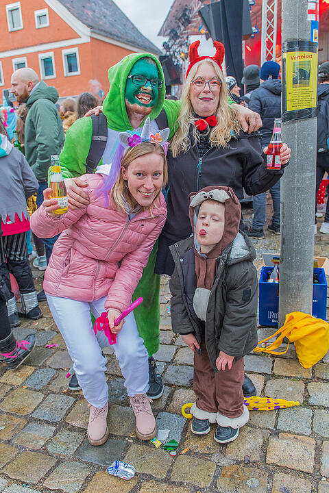 Buntes Faschingstreiben begeistert groß und klein.