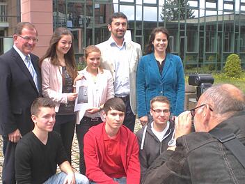 Bezirkstagspräsident Erwin Dotzel (links), der französische Krimi-Autor Maxime Gillio und die Französisch-Lehrerin Patricia Wedler vom Jack-Steinberger-Gymnasium mit den Prix-Polar-2014-Gewinnerinnen Laura Steiner und Lisa-Marie Janocha und ihren Co-Autoren (vorn) Denis Nikui, Maxim Schultheiß und Florian Koch Barthel