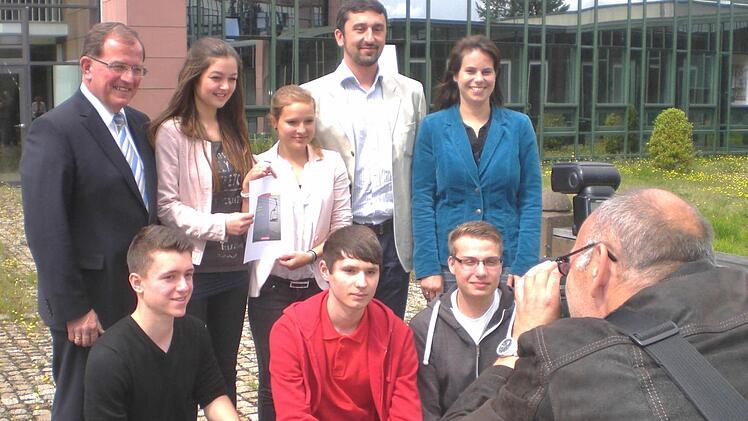 Bezirkstagspräsident Erwin Dotzel (links), der französische Krimi-Autor Maxime Gillio und die Französisch-Lehrerin Patricia Wedler vom Jack-Steinberger-Gymnasium mit den Prix-Polar-2014-Gewinnerinnen Laura Steiner und Lisa-Marie Janocha und ihren Co-Autoren (vorn) Denis Nikui, Maxim Schultheiß und Florian Koch Barthel