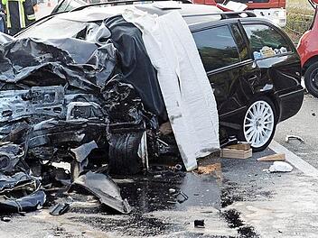 Fahrlässiges Fahrverhalten kostete bei diesem Unfall im Jahr 2012 auf der Autobahn nahe Forchheim drei Menschen das Leben.  Foto: dpa