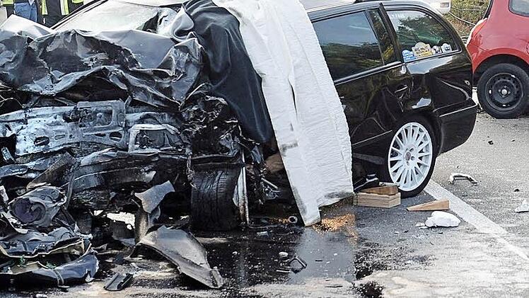 Fahrlässiges Fahrverhalten kostete bei diesem Unfall im Jahr 2012 auf der Autobahn nahe Forchheim drei Menschen das Leben.  Foto: dpa