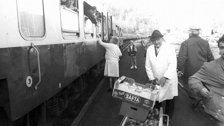 Auf dem Bahnstein wurden Südfrüchte verteilt.