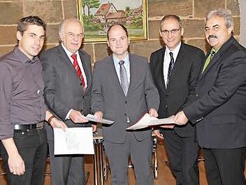 Die vier Bürgermeister übergeben gemeinsam ihre Resolutionen an MdL Michael Hofmann (M.). Foto: Erlwein