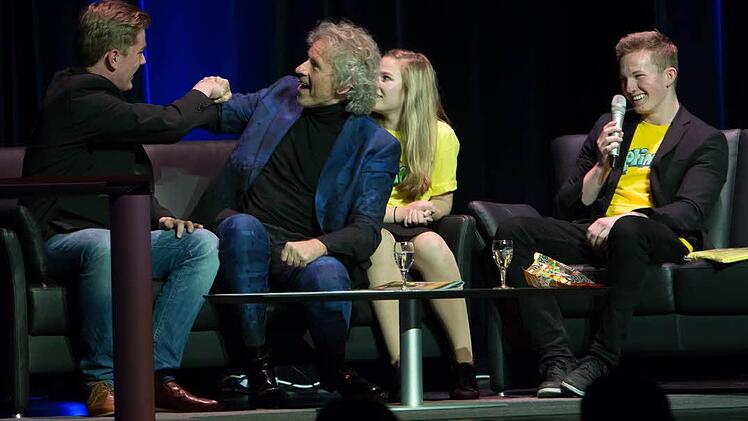 Zum Abschied gibt's die Faust. So macht man das halt unter jungen Leuten. Foto: Barbara Herbst