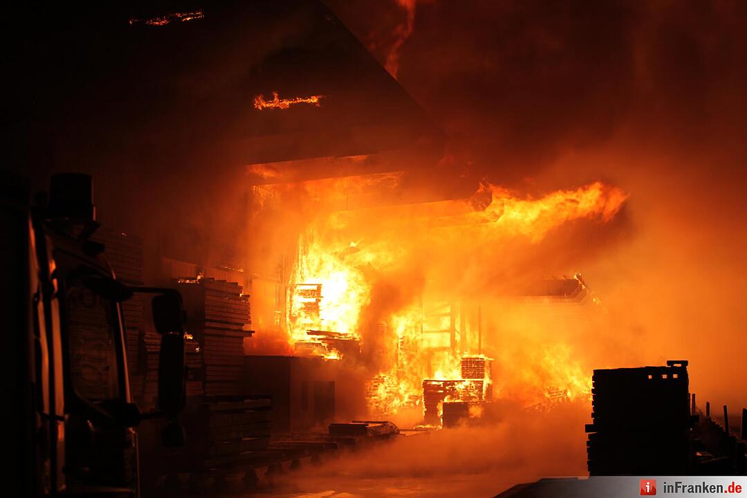 Riesiges Flammeninferno zerstoert grosses Saegewerk - Meterhohe Flammen