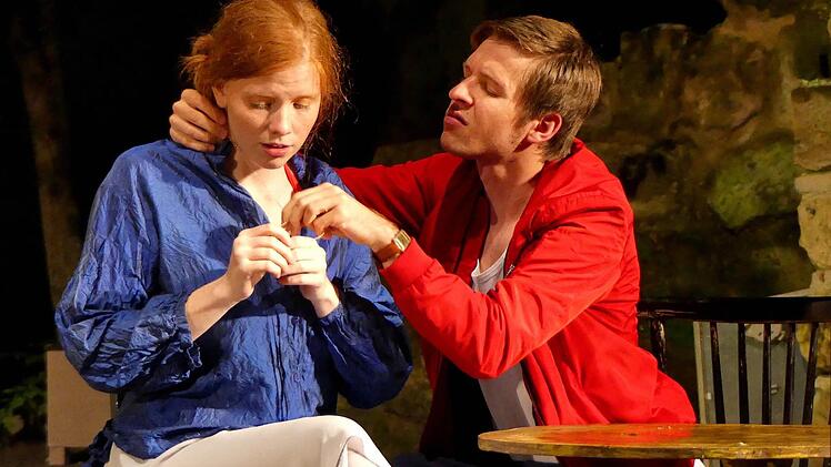 Noch sind sie ein glückliches Paar: Marianne (Melanie Eheim) und Alfred (Martin Besold). Foto: Dieter Hübner
