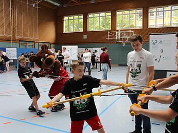 Maskotchen "Freaky" hilft beim Ziehen am selbst gebauten Flaschenzug mit. Foto: Fenna Kreuz