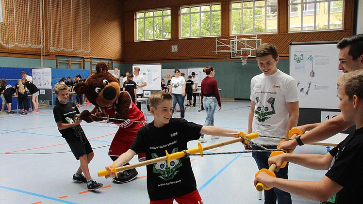 Maskotchen "Freaky" hilft beim Ziehen am selbst gebauten Flaschenzug mit. Foto: Fenna Kreuz