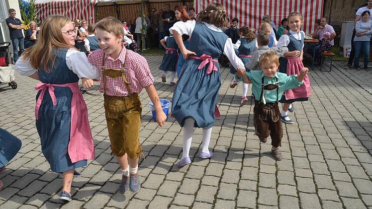Sie brachten fränkisches Brauchtum zum Kirchweihfest in Pressig. Die Kindertanzgruppe der Volkstanzgruppe Welitsch begeisterte die Gäste. Foto: eh