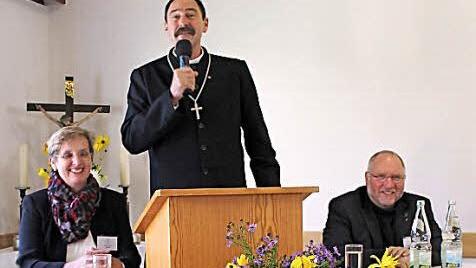 Zur Herbstsynode konnten Dekan Jürgen Blechschmidt (Mitte) sowie die beiden Präsidenten Gisela Schott und Gerhard Koch eine ganze Reihe von Synodalen willkommen heißen. Fotos: Jens Fertinger