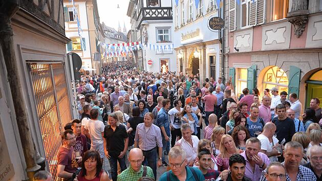 So soll es wieder bei der Sandkerwa in Bamberg im Sommer aussehen. Dazu hat nun der B&uuml;rgerverein Sand Gr&uuml;nes Licht gegeben: Die Kerwa ist gerettet! Foto: Ronald Rinklef/Archiv