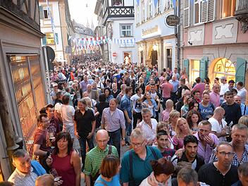 So soll es wieder bei der Sandkerwa in Bamberg im Sommer aussehen. Dazu hat nun der Bürgerverein Sand Grünes Licht gegeben: Die Kerwa ist gerettet! Foto: Ronald Rinklef/Archiv
