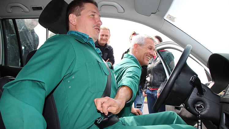 "Wer schlecht sitzt, fährt schlecht", sagt Fahrlehrer Christian Schießer (rechts), deshalb zeigt er mit Verkehrserzieher Matthias Kleren (links) zu Beginn des Trainings, wie Sitz und Lenkrad richtig eingestellt werden.  Foto: Ralf Ruppert