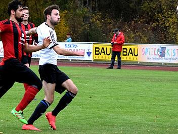 Eine Schlüsselszene des Derbys: Der Altenkunstadter Tobias Natterer (rechts) nimmt den Ball auf, enteilt seinem Baiersdorfer Bewacher Vahid Farahmand Lirmanjani und erzielt das 2:0.  Foto: Dieter Radziej