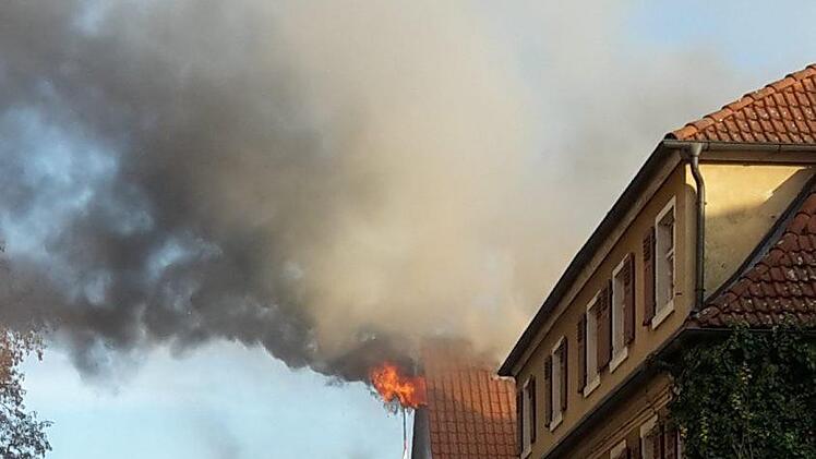 Am Dienstag brannte ein Haus in der Hauptstraße von Uehlfeld (Landkreis Neustadt/Aisch-Bad Windsheim). Foto: privat