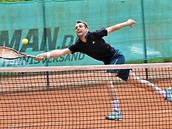 Erst im Doppel-Krimi wurde das Tennismatch gegen den TV Coburg-Scheuerfeld zugunsten des TC Rothenkirchen entschieden. Im Bild Michael Völk beim Doppel mit Patrick Stieler  Foto: K.- H. Hofmann