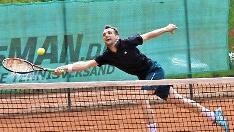Erst im Doppel-Krimi wurde das Tennismatch gegen den TV Coburg-Scheuerfeld zugunsten des TC Rothenkirchen entschieden. Im Bild Michael Völk beim Doppel mit Patrick Stieler  Foto: K.- H. Hofmann
