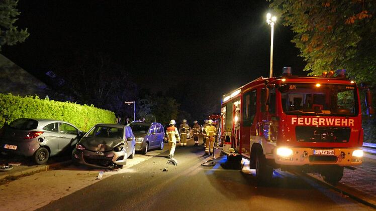 Der Bus fuhr durch zwei Vorg&auml;rten und prallte schlie&szlig;lich gegen ein Haus. F&uuml;r die Bergungsarbeiten musste auch ein Kran verwendet werden. Foto:  NEWS5 / O&szlig;wald