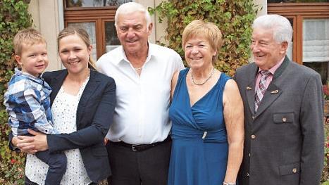 Tochter Claudia Schramm mit Sohn Max (links) und Dritter Bürgermeister Winfried Weinbeer (rechts) gratulieren hier dem Ehepaar Walter und Waltraud Schramm zur goldenen Hochzeit. Foto: Alfred Thieret