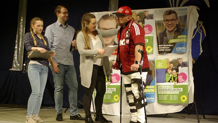 "Neulich beim Walz" eine Parodie auf "typisch Hammelburg" (v. l.) Eva Schiffner, Sebastian Kleinhenz, Julia Keidel und Frank Otter. Foto: Winfried Ehling