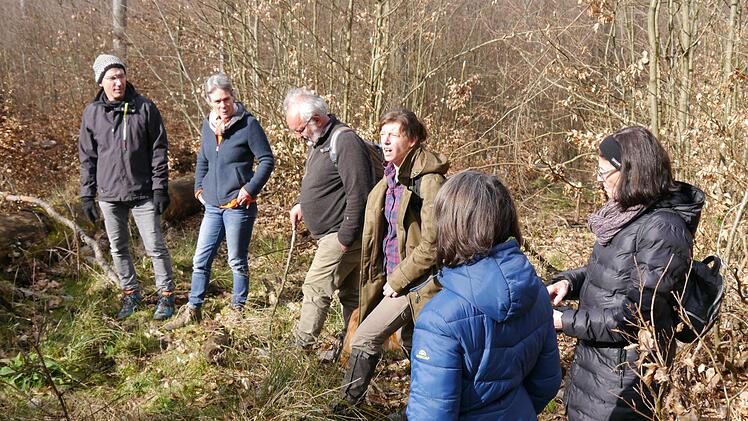 Die Förster Jochen Manke und Birgit Badde (beide in der Bildmitte) konnten den Exkursionsteilnehmern in ihrem Rupbodener Revier interessante Aspekte und Probleme der Forstwirtschaft vor Ort nahebringen. Foto: Oswald Türbl