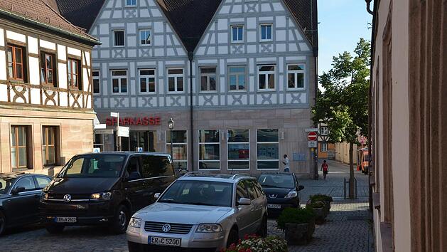 Entlang der Blumentröge darf am Alten Rathaus nicht geparkt werden. Die Stadt reagiert jetzt mit einem Absoluten Halteverbot.  Foto: Bernhard Panzer