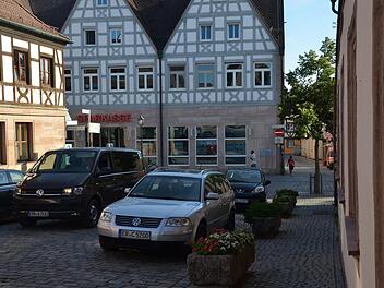 Entlang der Blumentröge darf am Alten Rathaus nicht geparkt werden. Die Stadt reagiert jetzt mit einem Absoluten Halteverbot.  Foto: Bernhard Panzer