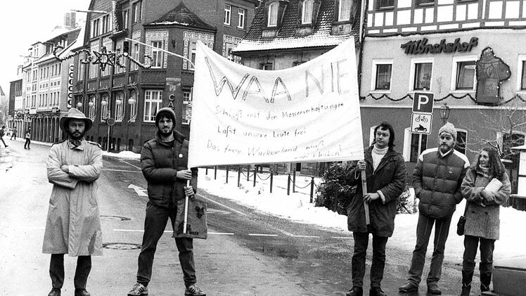 Cosima Asen als Politikerin: Als es im April 1986 im ukrainischen Atomkraftwerk Tschernobyl zum Super-GAU kam,demonstrierten die Kulmbacher Grünen mit der damaligen Landtagskandidatin Cosima Asen (rechts) am Holzmarkt gegen die Wiederaufarbeitungsanlage (WAA) Wackersdorf.