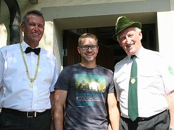 Schützenkommissar und Oberbürgermeister Siegfried Müller und 1. Schützenmeister Alex Schwing haben Sebastian Seynstahl in die Mitte genommen. Zu diesem Zeitpunkt wusste dieser noch nicht, dass er 2. Ritter der Schützenkönigin Stephanie Dorsch geworden ist.  Fotos: Sabine Paulus