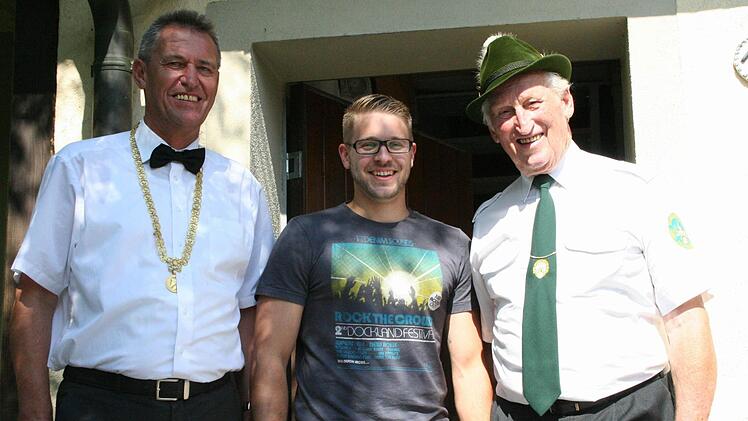 Schützenkommissar und Oberbürgermeister Siegfried Müller und 1. Schützenmeister Alex Schwing haben Sebastian Seynstahl in die Mitte genommen. Zu diesem Zeitpunkt wusste dieser noch nicht, dass er 2. Ritter der Schützenkönigin Stephanie Dorsch geworden ist.  Fotos: Sabine Paulus