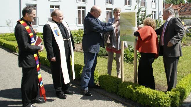Mit der Sonne um die Wette strahlten zur Eröffnung des Bibelgartens (von links) der stellvertretende evangelische Dekan Bernd Grosser, der katholische Dekan Stefan Gessner, Rudi Langer, Dagmar Schnös und Doris Otminghaus von "Bibelwelten" und der Bürgermeister Rudi Eck.
