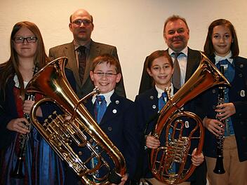 Legten erfolgreich die D1-Prüfung ab (v. l.): Lara Reuß, David Metz, Marie Geis und Lara Geis mit Thomas Reus (hinten, v.l.) und Konrad Straub. Fotos: Gabriele Sell