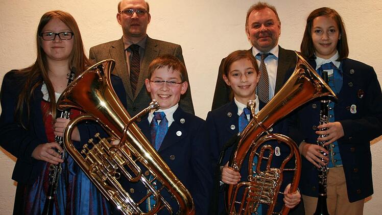 Legten erfolgreich die D1-Prüfung ab (v. l.): Lara Reuß, David Metz, Marie Geis und Lara Geis mit Thomas Reus (hinten, v.l.) und Konrad Straub. Fotos: Gabriele Sell