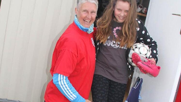 Und schließlich nimmt Ylvie gleich noch einen Fußball mit - was auch Andrea Schneider freut.