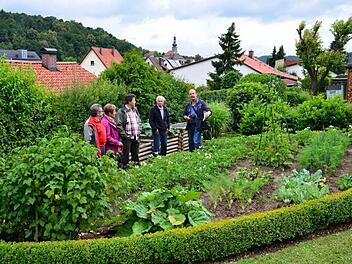 Andreas Wehrfritz (Zweiter von rechts) zeigt unter anderem Klaus Peter Kugler, dem Vorsitzenden des Gartenbauvereins Ludwigschorgast (rechts), seinen Gemüsegarten. Fotos: Dieter Hübner